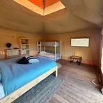 Safari At Back To Basic 럭셔리텐트 Zwaanshoek